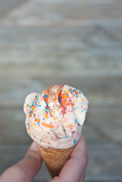 What’s the quintessential summer food? Ice cream! This recipe for No-Churn Cake Batter Ice Cream is so easy, kids can make it themselves. Fast, fun and delicious! #FuelUpPlayLearn Desserts | Easy Desserts | Dairy Month | Kids in the Kitchen