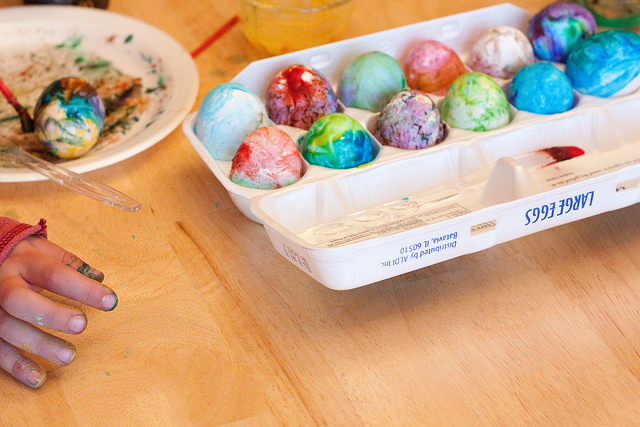 Looking for an easy way to color Easter eggs with kids? These Volcano Easter eggs are perfect - Easter egg decorating and a science experiment rolled into one fun holiday activity! Make beautiful tie-dyed Easter eggs with everyday pantry supplies and no mess. DIY | Easter Crafts | Easter Ideas