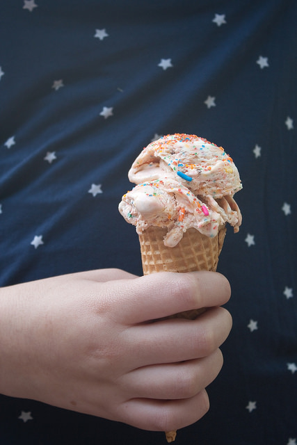 What’s the quintessential summer food? Ice cream! This recipe for No-Churn Cake Batter Ice Cream is so easy, kids can make it themselves. Fast, fun and delicious! #FuelUpPlayLearn Desserts | Easy Desserts | Dairy Month | Kids in the Kitchen